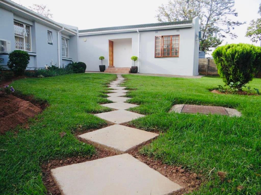 Lilliz Guest House Mthatha Bagian luar foto
